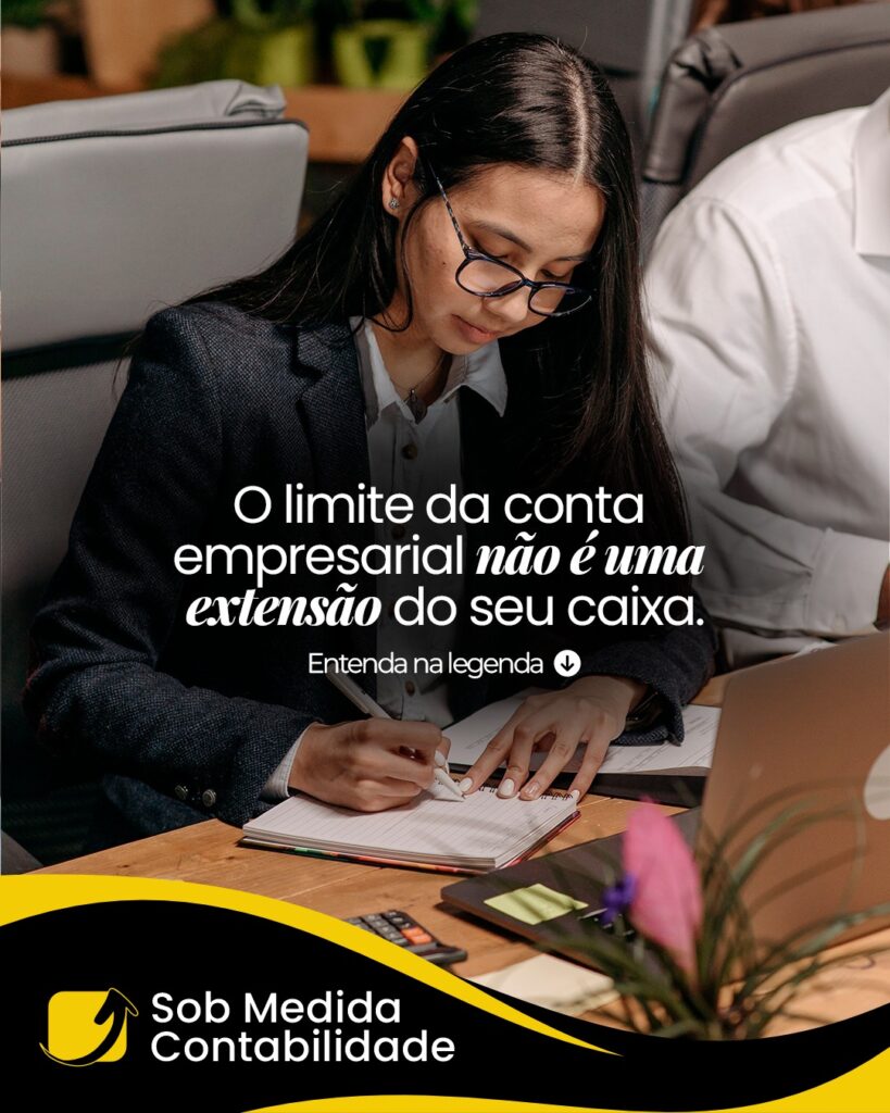 Empresário analisando fluxo de caixa e planejamento financeiro para evitar o uso do cheque especial na empresa.