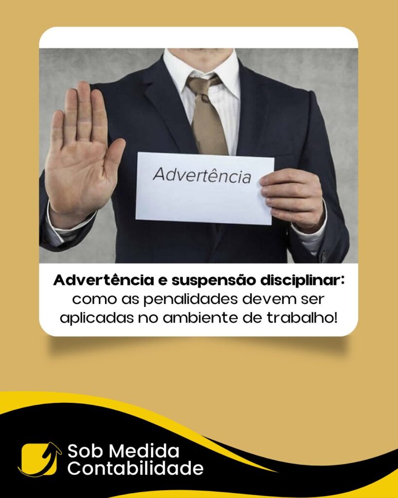 Gestor aplicando advertência disciplinar conforme a legislação trabalhista.