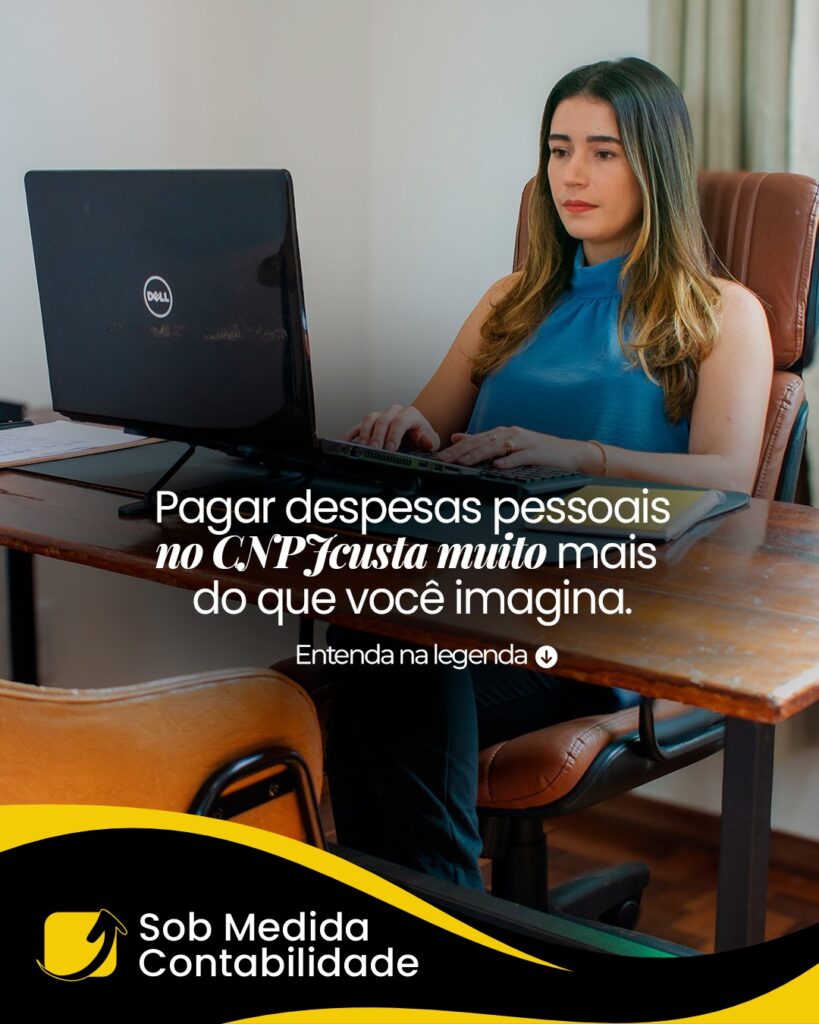 Empresário separando despesas pessoais e empresariais para manter a organização financeira.
